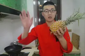 拔丝菠萝船的做法，入口丝丝甜意，招待客人既美观，又大气。视频封面