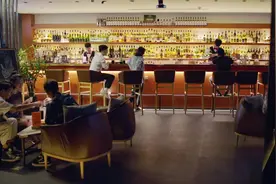 女孩子与富家男喝酒，被富家男带回家中，男友震惊视频封面