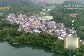 百岁奶奶皮肤白而细腻，头发也很茂盛，原来她有“保养秘诀”