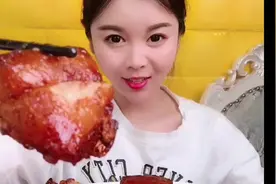 红姐一分钟吃光“油泡子”看我直流口水，真是香