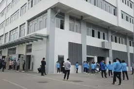 工厂大量招聘男女员工，所有要求条件都在这里，看完你敢来吗！视频封面