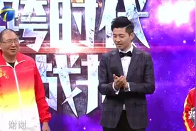小男孩挑战陀螺老顽童，二人带来陀螺挑战赛，比赛精彩激烈图片