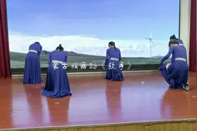 湖北民族大学女大学生表演的蒙古族舞蹈《软手》真的很柔软图片