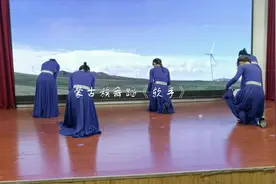 湖北民族大学女大学生表演的蒙古族舞蹈《软手》真的很柔软图片