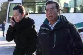 54岁梦鸽前男友曝光，是大家熟悉的当红歌圣，和李双江关系不一般