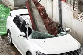 沈阳：顶楼装饰墙垮塌，砸毁两车，业主：像是地震，腿都吓软了视频封面