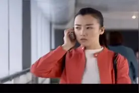 渣男为了逃婚躲到机场卫生间，就是不跟女友回国，手机也关了机视频封面