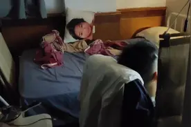 半夜醒来发现同宿舍的同事还没睡，一个人自言自语，看看在干嘛