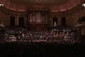 伦敦爱乐首位女性首席客座指挥，卡琳娜指挥《第十交响曲》视频封面