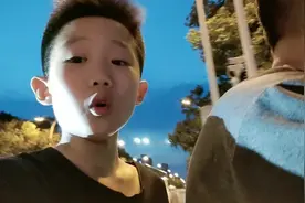 淮南洞泉美食街，10岁男孩首开自媒体之路，你是父亲一生最大骄傲视频封面