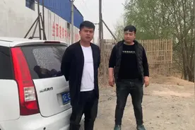 农村小伙抽水坑，发现2米长金黄色鳝鱼，抽干收获40多斤，发财了