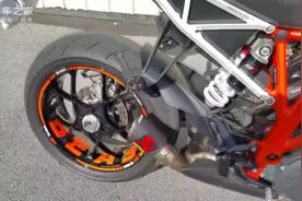 KTM1290超级公爵改装炸街短排，拧下油门声浪太吓人了！视频封面