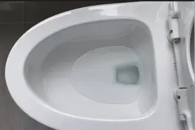 马桶存水过多溅到PP，一个小技巧让水位迅速下降视频封面
