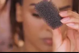 美女竟然拿刷碗的海绵当粉扑用，娶个这样的媳妇多好，真会过日子视频封面