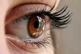 PiXimperfect一分钟ps教程：如何通过后期带美瞳