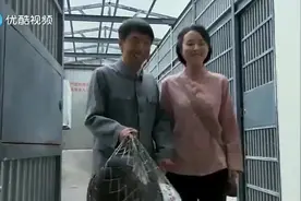 丈夫进去了3年，出来时媳妇带着辆大卡车迎接他，丈夫一看懵了！视频封面