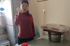 没有太阳晒萝卜就做程萝卜干吗？跟我学如何控干萝卜里面的水。视频封面