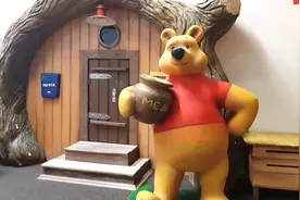 小朋友们在儿童游乐园里开心地玩游戏视频封面