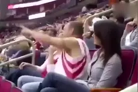 NBA球场有趣的瞬间，野生美女主动献吻视频封面