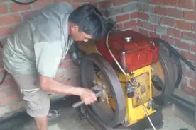 大叔的柴油机质量不错。摇两下很容易就启动了视频封面