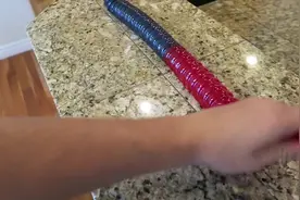 金毛挑战世界上最长的软糖，虽然金毛一直在吃，但是牙能跟上吗