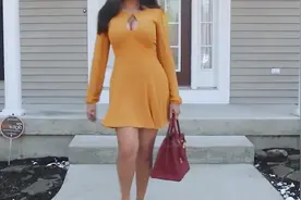 女性时装穿搭-连衣裙搭配印花高跟凉鞋，更显温柔气质