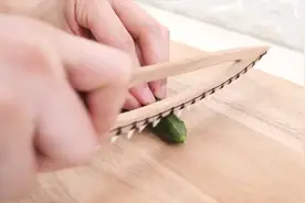 小哥灵光一现，用鲨鱼牙齿做了一把厨刀，成品真是炫酷极了！