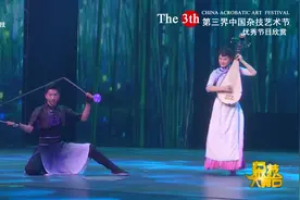 中国小伙玩空竹似乎没难度，仔细看他用的绳子才是难点，厉害！视频封面