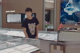 小伙子辛苦攒钱买戒指，求婚时却丢了视频封面