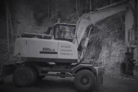 宝鼎80轮式挖掘机,95抓木机操作视频