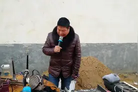 男子用女腔演唱豫剧《三哭殿》，句句都很清晰，唱得很有功夫