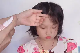 邻家小女孩参加钢琴比赛，给她做了这款发型，家长都夸可爱又好看