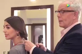 大叔好狠心，一剪刀切断美女的长发视频封面