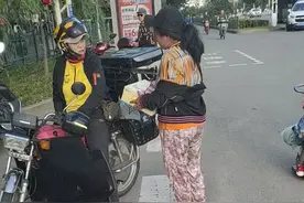 大妈用手机支付买货，被冤枉说未支付泪流满面视频封面