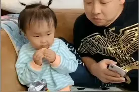爸爸舔过的手被女儿彻底嫌弃，女儿：我不要这手啦！爸爸表情亮了视频封面