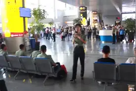 退伍军人：火车站送战友，一首《祝你一路顺风》，让人落泪。视频封面