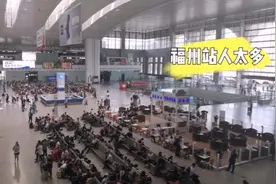 国庆回家在福州站中转，人太多了，遇到对班同事一起吃老鸭粉丝