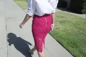 时尚穿搭展示-白衬衫加红色半裙搭配高跟凉鞋