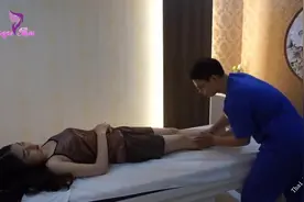 腿部按摩，促进血液循环，缓解冰凉而引起的肌肉疼痛视频封面