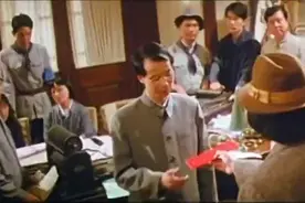 大叔看不起杜月笙，结果削梨的工夫让他认知，吓得瑟瑟发抖！视频封面