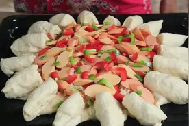 两个清清爽爽的女孩子做改良版pizza，看起来干净有食欲视频封面