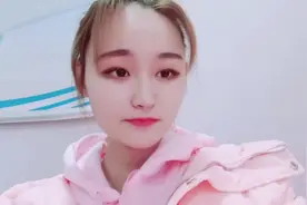 女大学生介绍自己的大学，实在是太小了，连澡堂都是男女共用一个