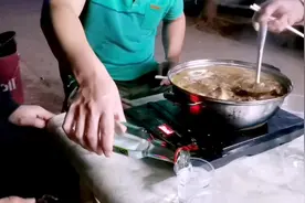 邓哥穿着短袖和朋友一起喝酒吃火锅，很有四川重庆的感觉