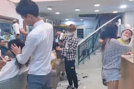 打工小伙第一天上班，被店里女同事主动要拥抱，太久不见非常想念