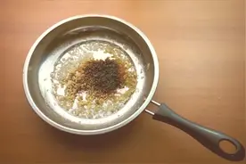 炒菜锅烧焦不要用力刷，教你一招快速把烧焦清理干净！实用又省心视频封面