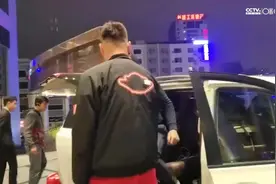 比斯利抵达下榻酒店 广东男篮总经理朱芳雨亲自迎接视频封面