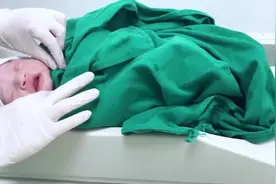 刚出生5分钟的婴儿，一哭下巴就抖个不停，这哭相太可爱啦视频封面