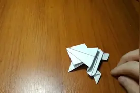 教你怎么折纸做出会条的小青蛙，孩子爱不释手，速速动手吧！视频封面