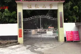 蓝哥回广西都安老家，踏上小学五六年级时就读的学校，感慨万千