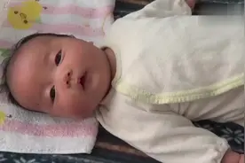 小宝宝躺在床上,嘴里一直哼哼唧唧的发出声音,可是没人能听懂啊视频封面